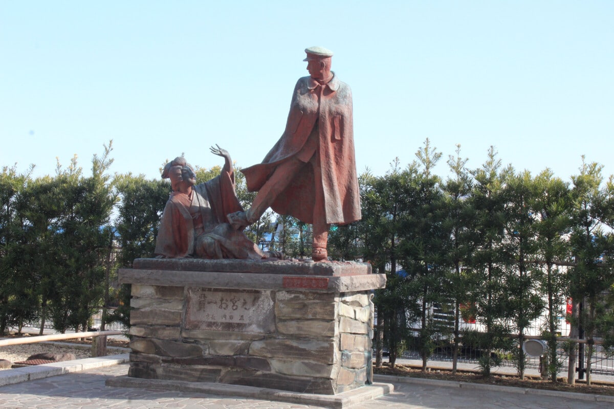The famous statue of Omiya and Kan'ichi in Atami can be found at the ocean-front park. There is a interpretive display that explains the story in English.